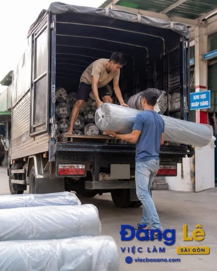 TUYỂN 3 NAM BỐC XẾP THEO XE HÀNG VÀ 2 TÀI XẾ BẰNG C