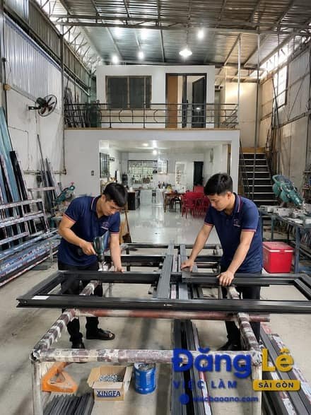 NAM PHỤ XƯỞNG NHÔM KÍNH