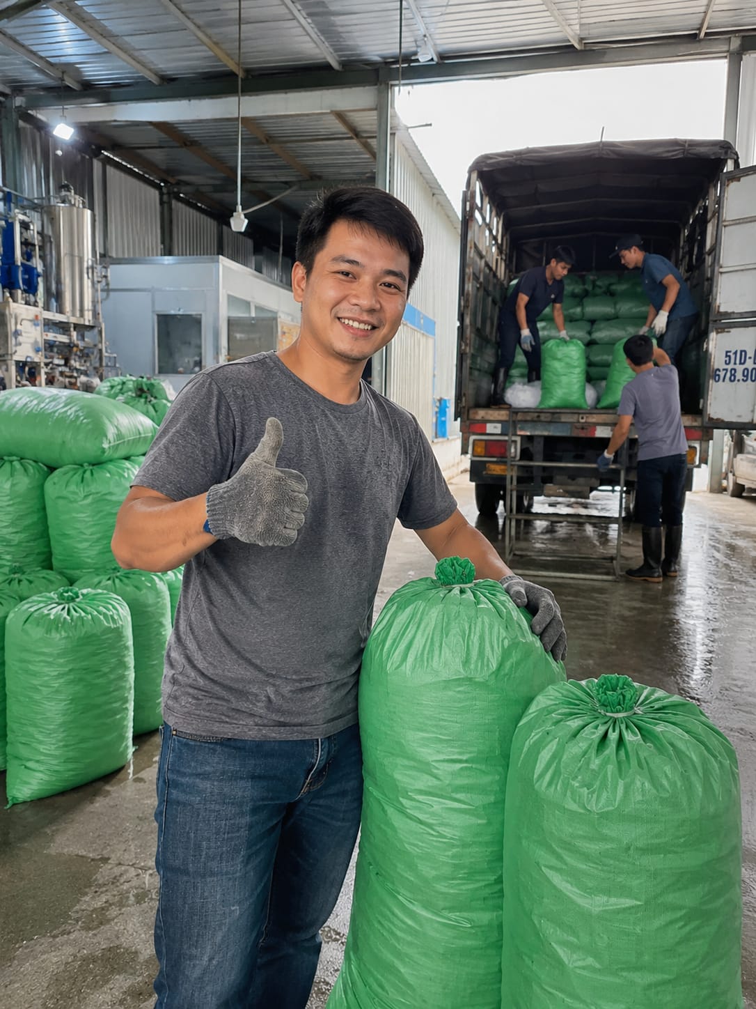 TUYỂN NAM PHỤ SẢN XUẤT NƯỚC ĐÁ BI – BAO Ở
