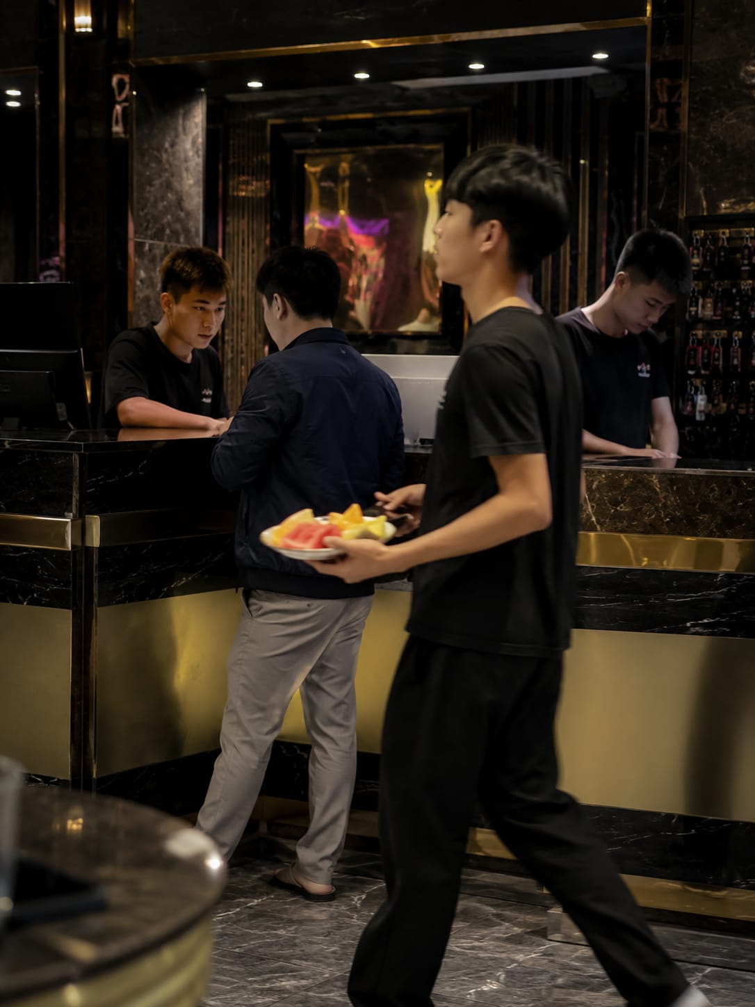 TUYỂN NAM 5 PHỤC VỤ VÀ 2 GIỮ XE KARAOKE