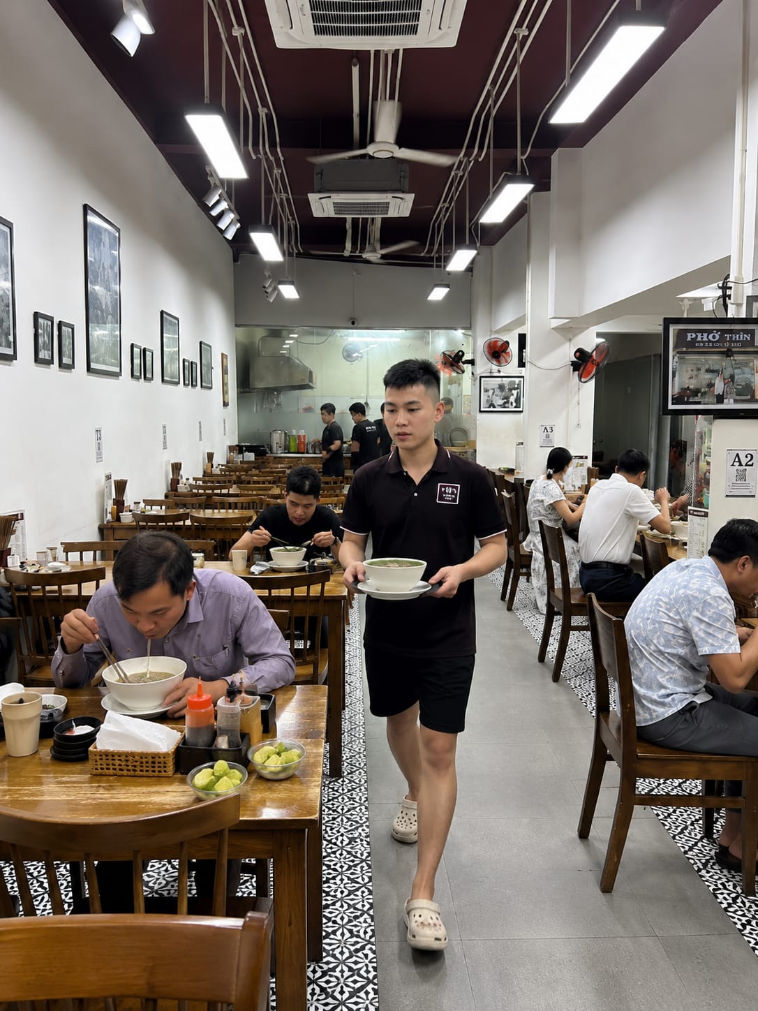 TUYỂN PHỤC VỤ & PHỤ BẾP QUÁN PHỞ