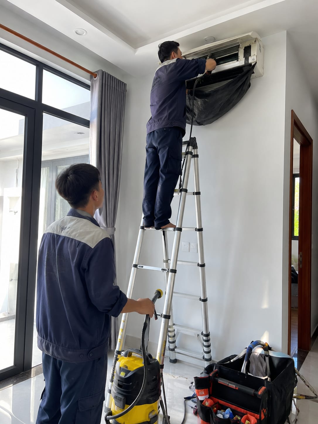 5 NAM NHÂN VIÊN PHỤ VIỆC CƠ ĐIỆN LẠNH