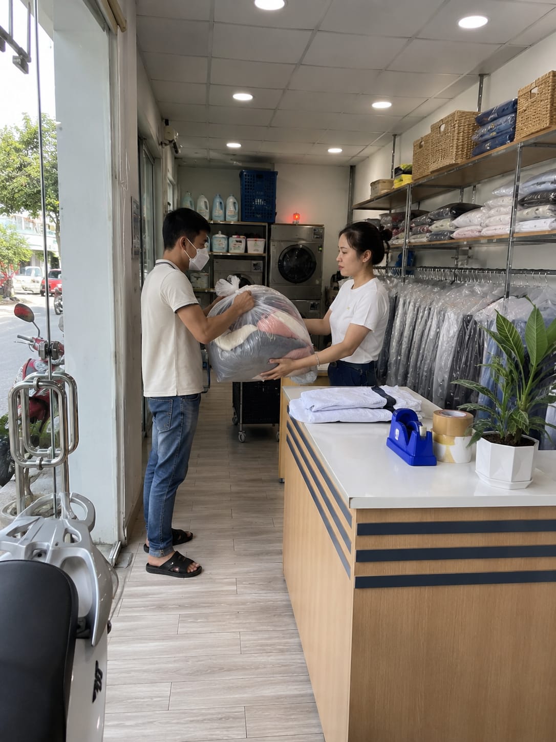 TUYỂN CẶP VỢ CHỒNG LÀM TIỆM GIẶT ỦI