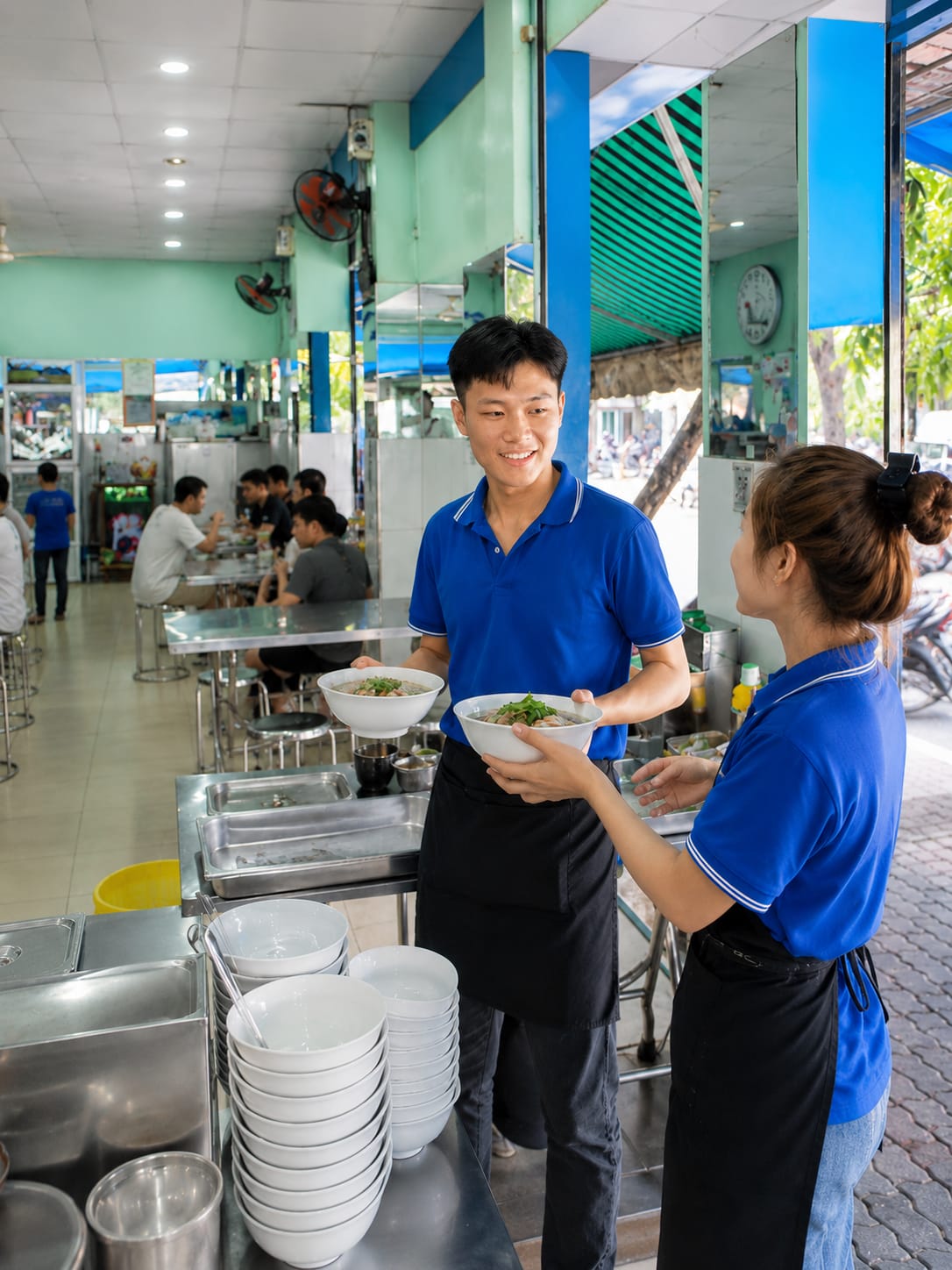 TUYỂN PHỤC VỤ - PHỤ BẾP HỦ TIẾU NAM VANG