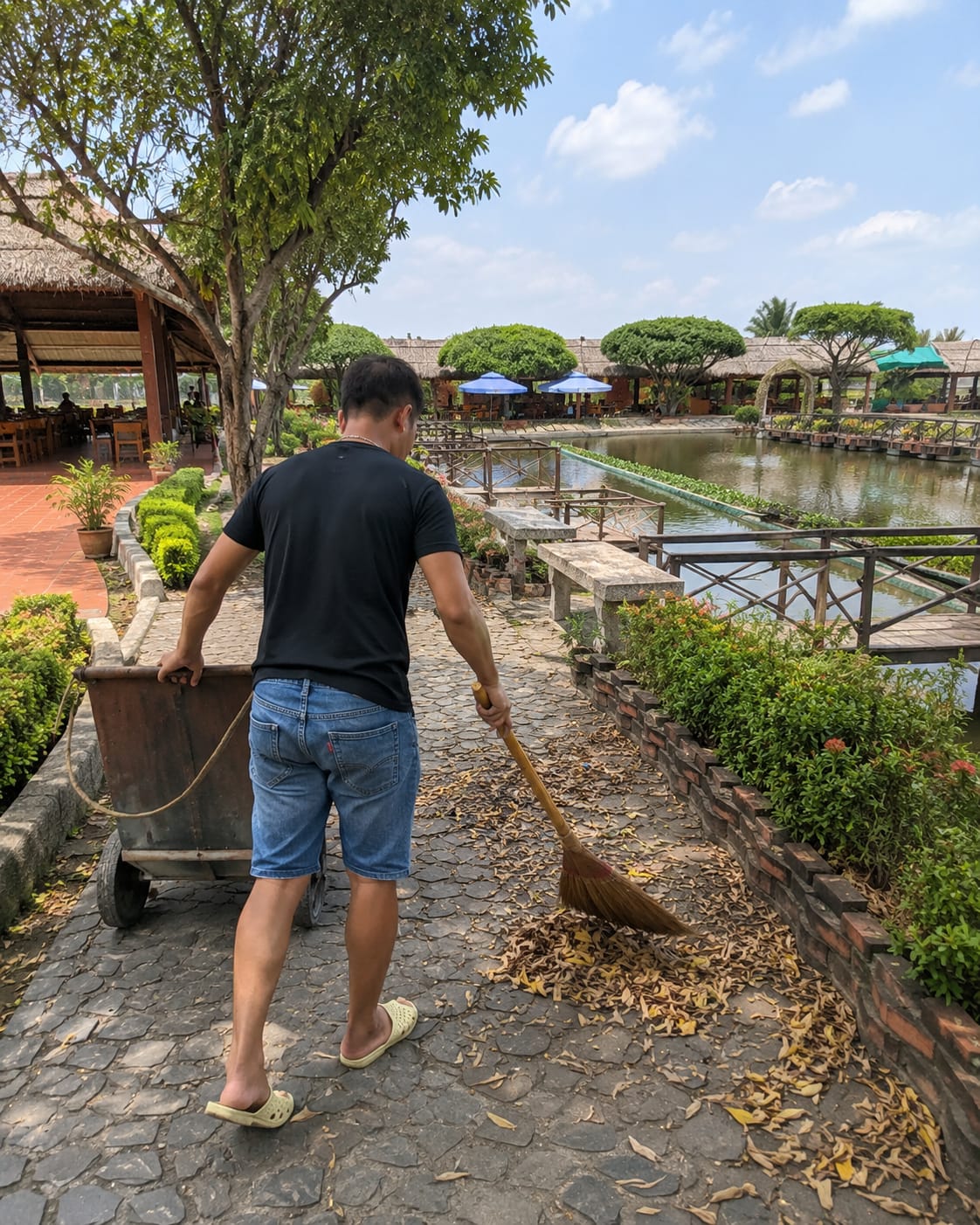 CHĂM SÓC SÂN VƯỜN NHÀ HÀNG CÂU CÁ GIẢI TRÍ