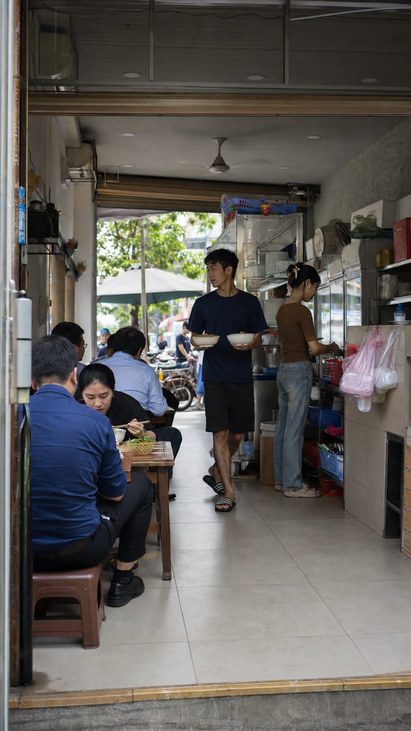 TUYỂN NAM NỮ PHỤC VỤ QUÁN PHỞ