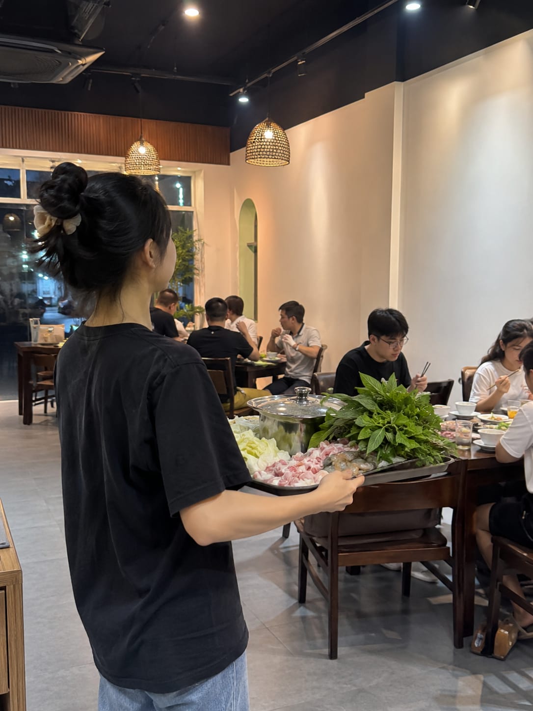 TUYỂN NHÂN VIÊN PHỤC VỤ QUÁN LẨU GÀ LÁ É
