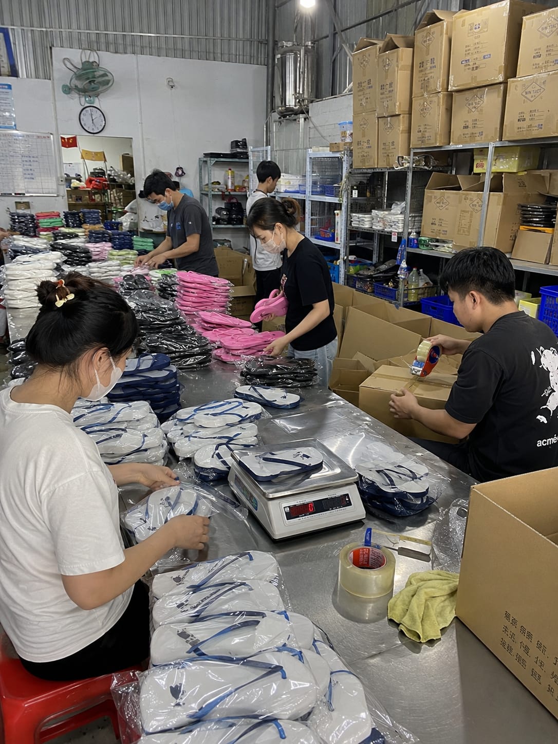 TUYỂN NAM/NỮ SẢN XUẤT GIÀY DÉP