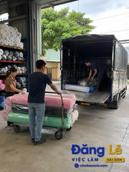 PHỤ KHO HÀNG VÀ PHÂN LOẠI VẢI