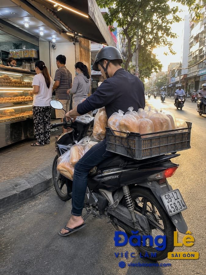 TUYỂN NAM GIAO HÀNG BÁNH MÌ