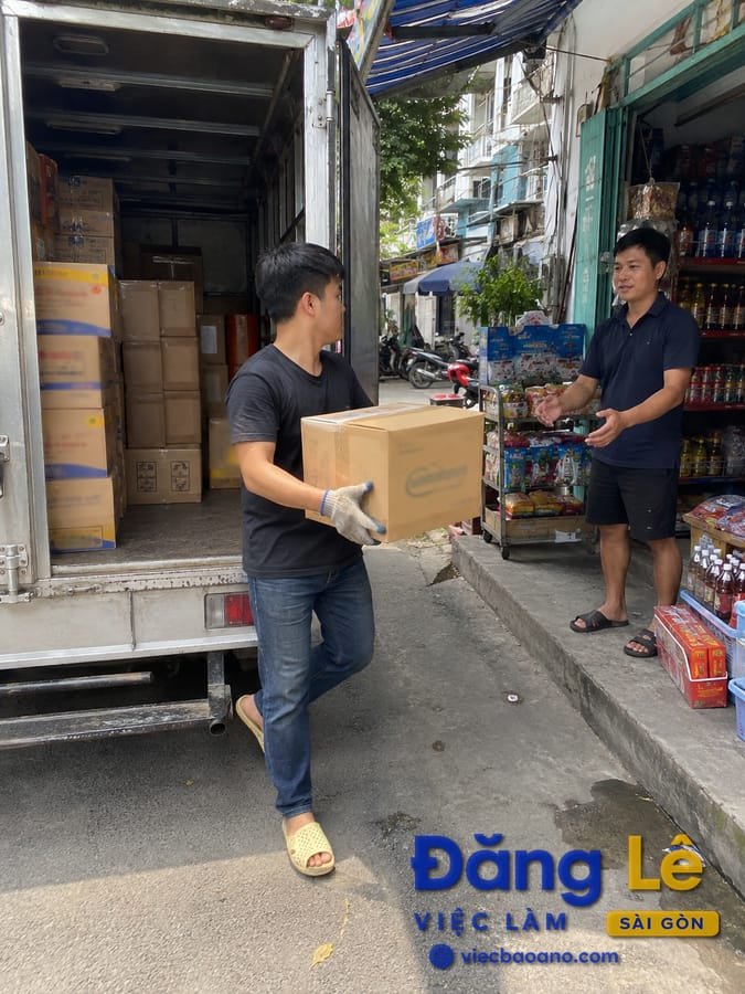 CẦN NAM PHỤ KHO TẠP HÓA THEO XE TẢI GIAO HÀNG