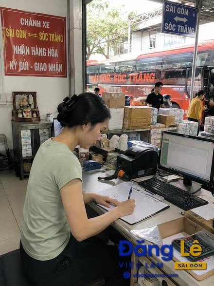 NỮ GHI NHẬN HÀNG HÓA CHO CHÀNH XE KHÁCH