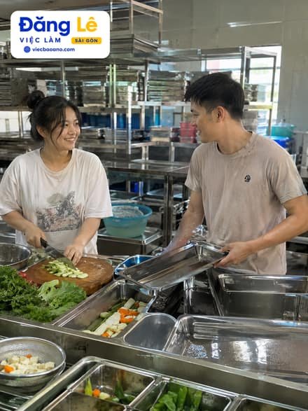 NHÂN VIÊN LÀM SUẤT ĂN CHO CÔNG NHÂN