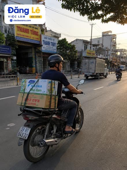 NHÂN VIÊN GIAO HÀNG THỰC PHẨM XE MÁY