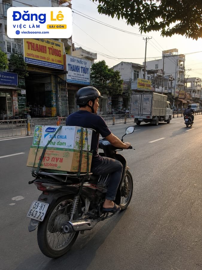 NHÂN VIÊN GIAO HÀNG THỰC PHẨM XE MÁY