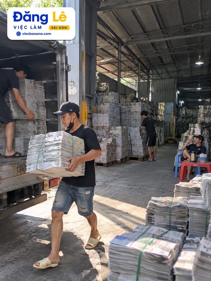 NAM PHỤ KHO BỐC XẾP GIẤY BÁO