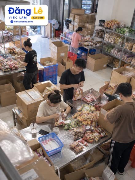 NHÂN VIÊN ĐÓNG GÓI BÁNH KẸO