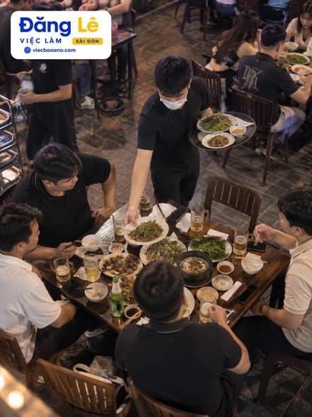 NHÂN VIÊN CHẠY MÓN QUÁN NHẬU
