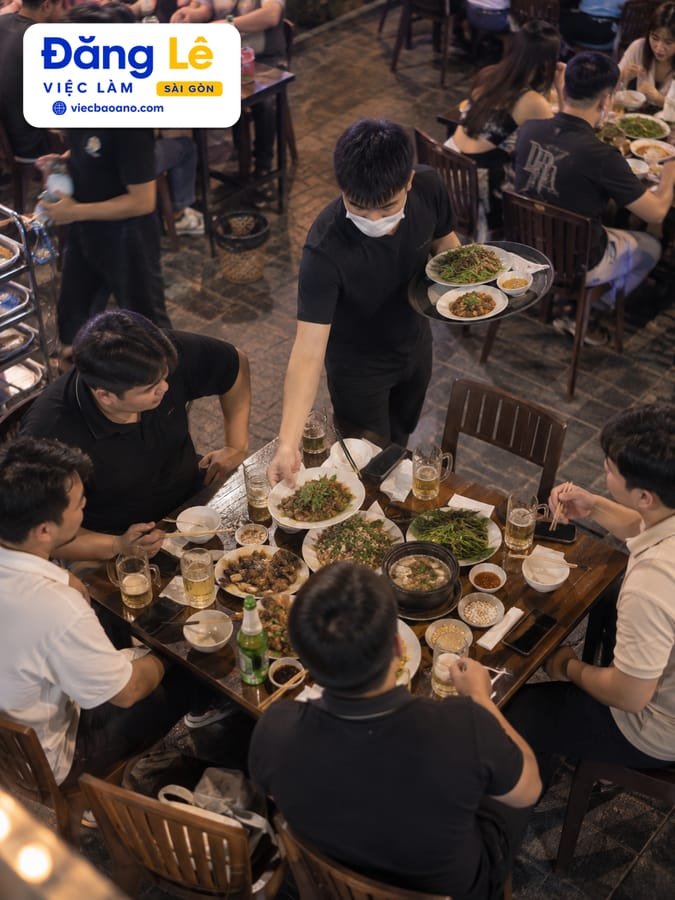 NHÂN VIÊN CHẠY MÓN QUÁN NHẬU