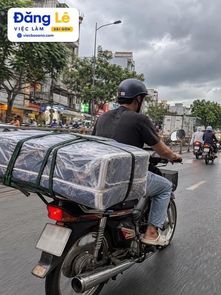 NHÂN VIÊN GIAO HÀNG NỆM - XE MÁY