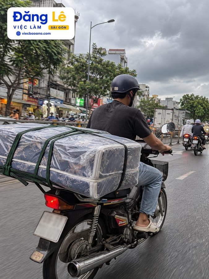 NHÂN VIÊN GIAO HÀNG NỆM - XE MÁY