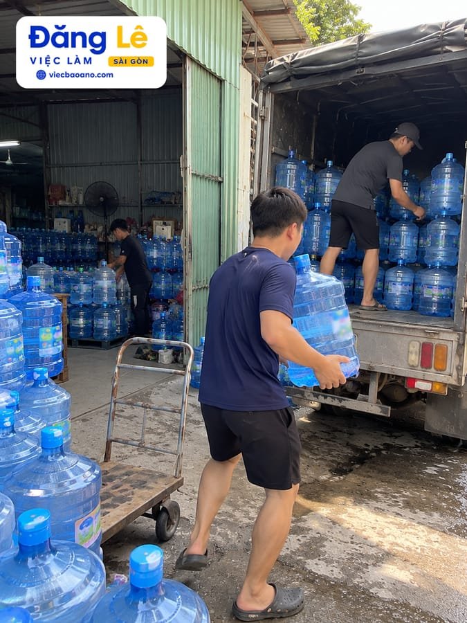 CẦN NHÂN VIÊN PHỤ XE TẢI GIAO NƯỚC SUỐI