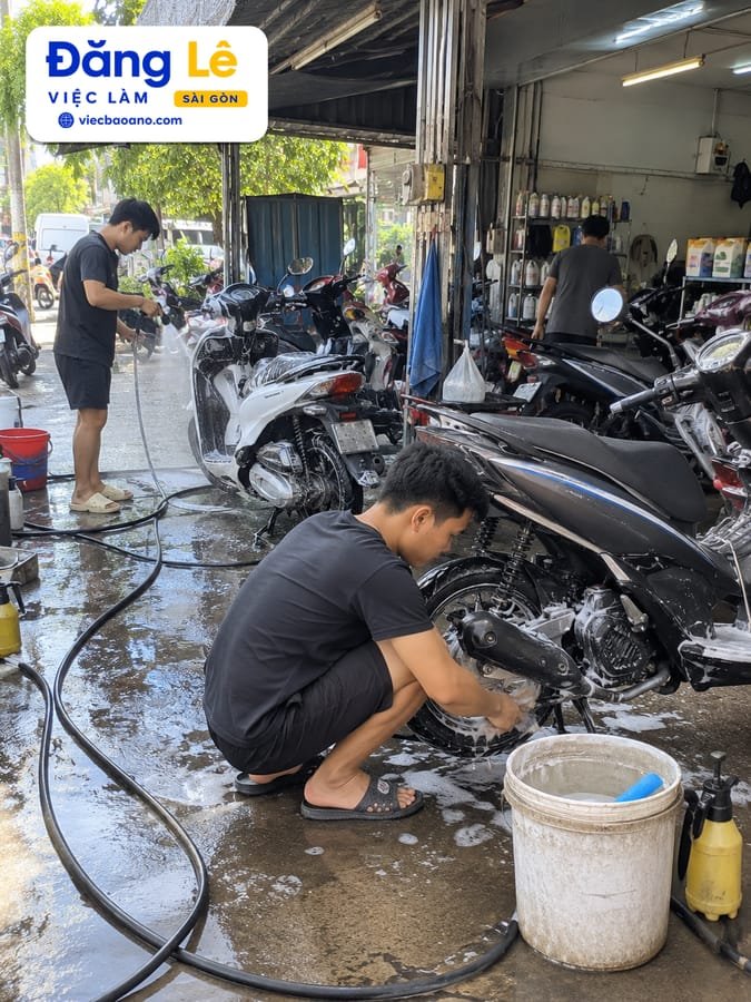 CẦN 3 NAM NHÂN VIÊN RỬA XE MÁY